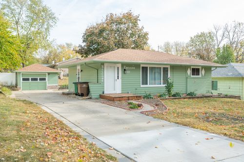 2015 68th Street, Windsor Heights, IA, 50324 | Card Image