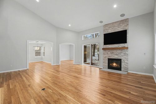 761 Milford Glen Ct, Milford, MI, 48381-2077 | Card Image