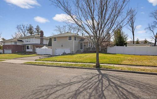 6 Wren Dr, Woodbury, NY, 11797-3209 | Card Image