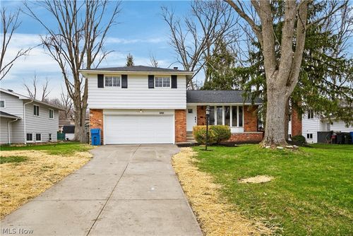 6151 Sherwood Dr, North Olmsted, OH, 44070-4154 | Card Image