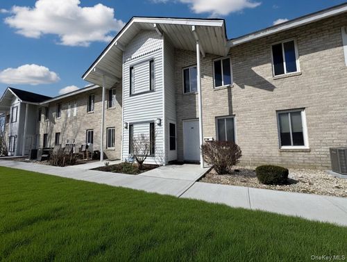 8-8 Redwood Ct, Coram, NY, 11727-1519 | Card Image