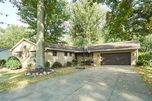 1097 Oak Tree Rd, Akron, OH, 44320-1429 | Card Image