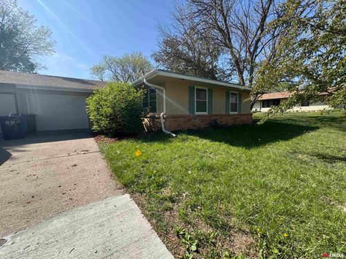3301 Gott Circle, Lincoln, NE, 68524 | Card Image