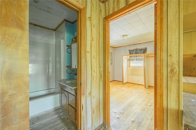 Cabin bathroom/bedroom | Image 9
